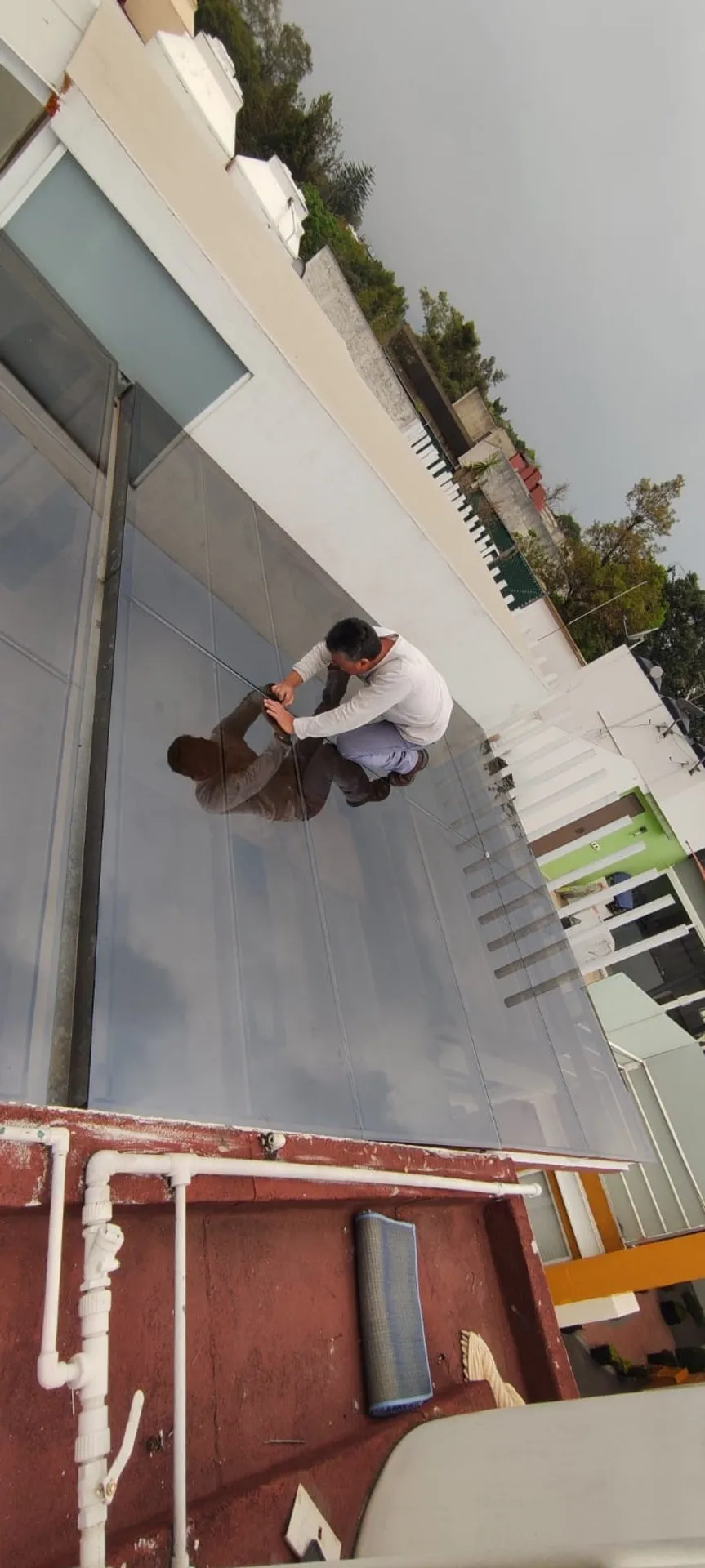 Trabajador colocando cristales en techo